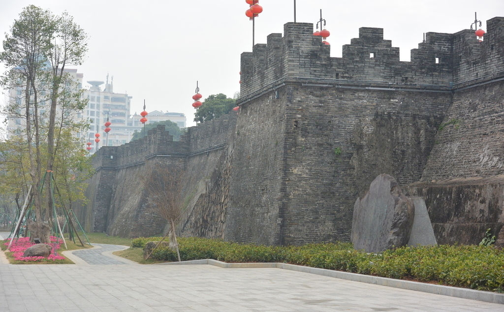 广东省肇庆市古城墙，历史的印记与现代的风采